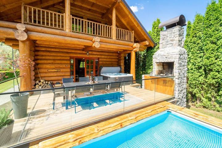Location de vacances pour 8 personnes, avec Balcon et Jacuzzi ainsi que Terrasse et Jardin dans Brod na Kupi