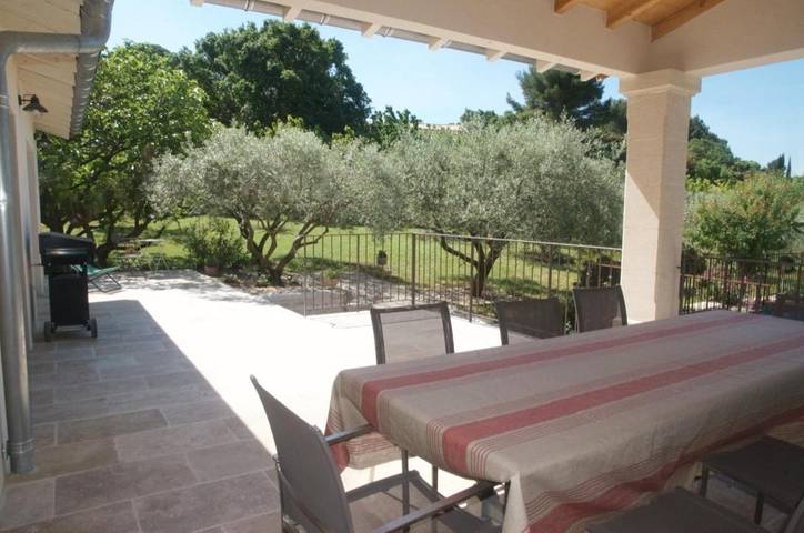 Location de vacances pour 8 personnes, avec piscine ainsi que vue et jardin à La Roque-sur-Pernes - 3