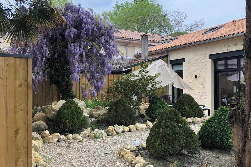 Renovated 17th-century wine storehouse, 4 km from Bordeaux-Lacanau cycle path. in Le Taillan-Médoc, Región de Burdeos