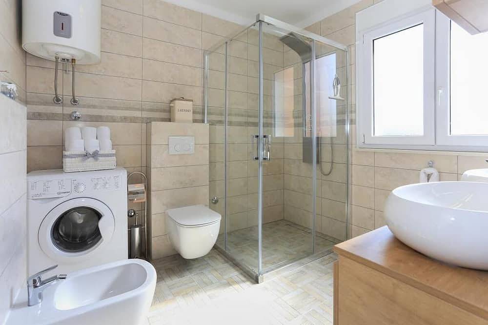 Ganze Wohnung, 3-Zimmer-Ferienwohnung mit Balkon und Meerblick Kastel Gomilica, Kastela (A-20245-a) in Kastel Gomilica, Kaštela