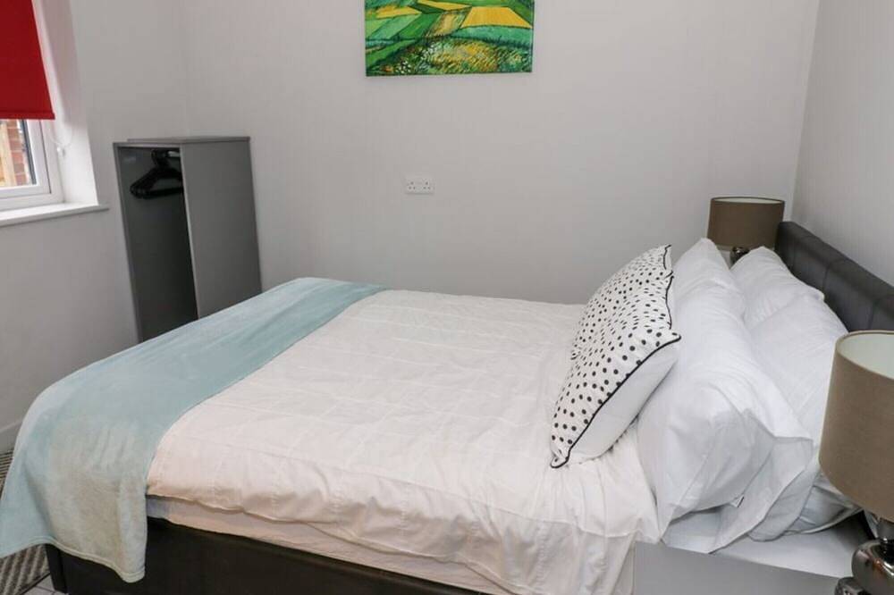 Entire cottage close to Coventry city centre. 4 en-suite bedrooms, gated parking in Coventry, Birmingham Area