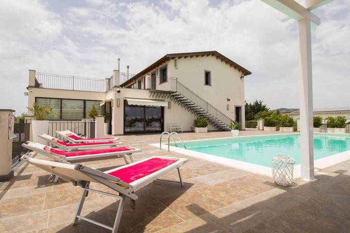 Gîte pour 2 personnes, avec Terrasse et Jardin ainsi que Piscine et Vue sur le lac à Mazzarino - 3