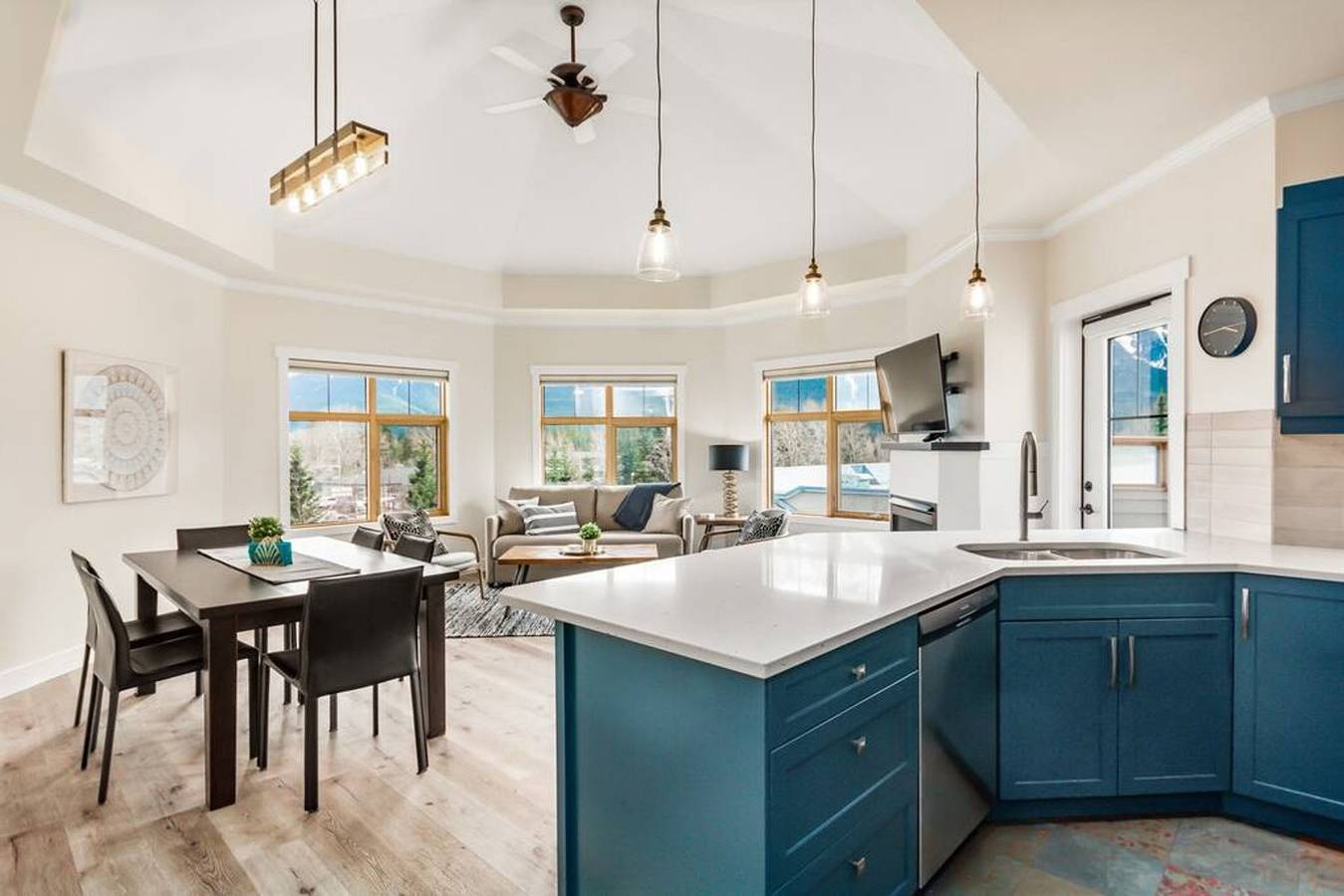 Entire apartment, The Grand Escape Downtown Canmore in Canmore, Banff National Park