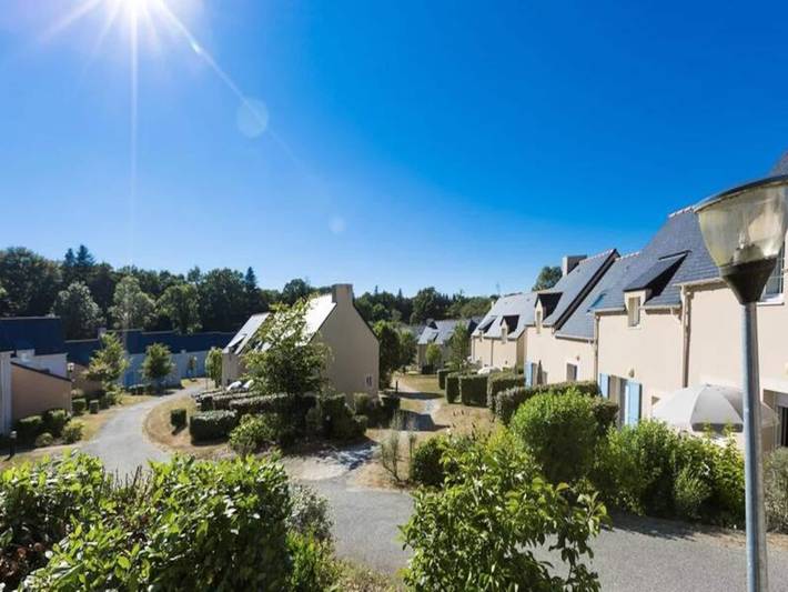 Gîte pour 6 personnes, avec terrasse ainsi que sauna et piscine, adapté aux familles à Le Tronchet - 3