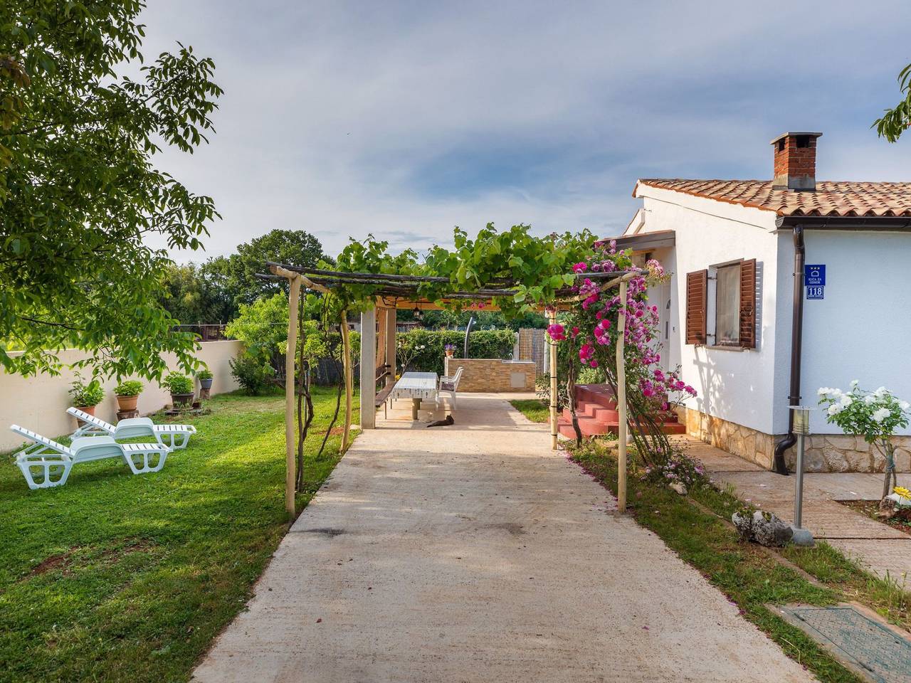 Haus "Dragica" mit Garten, Terrasse und Grill in Rogovići, Marčana