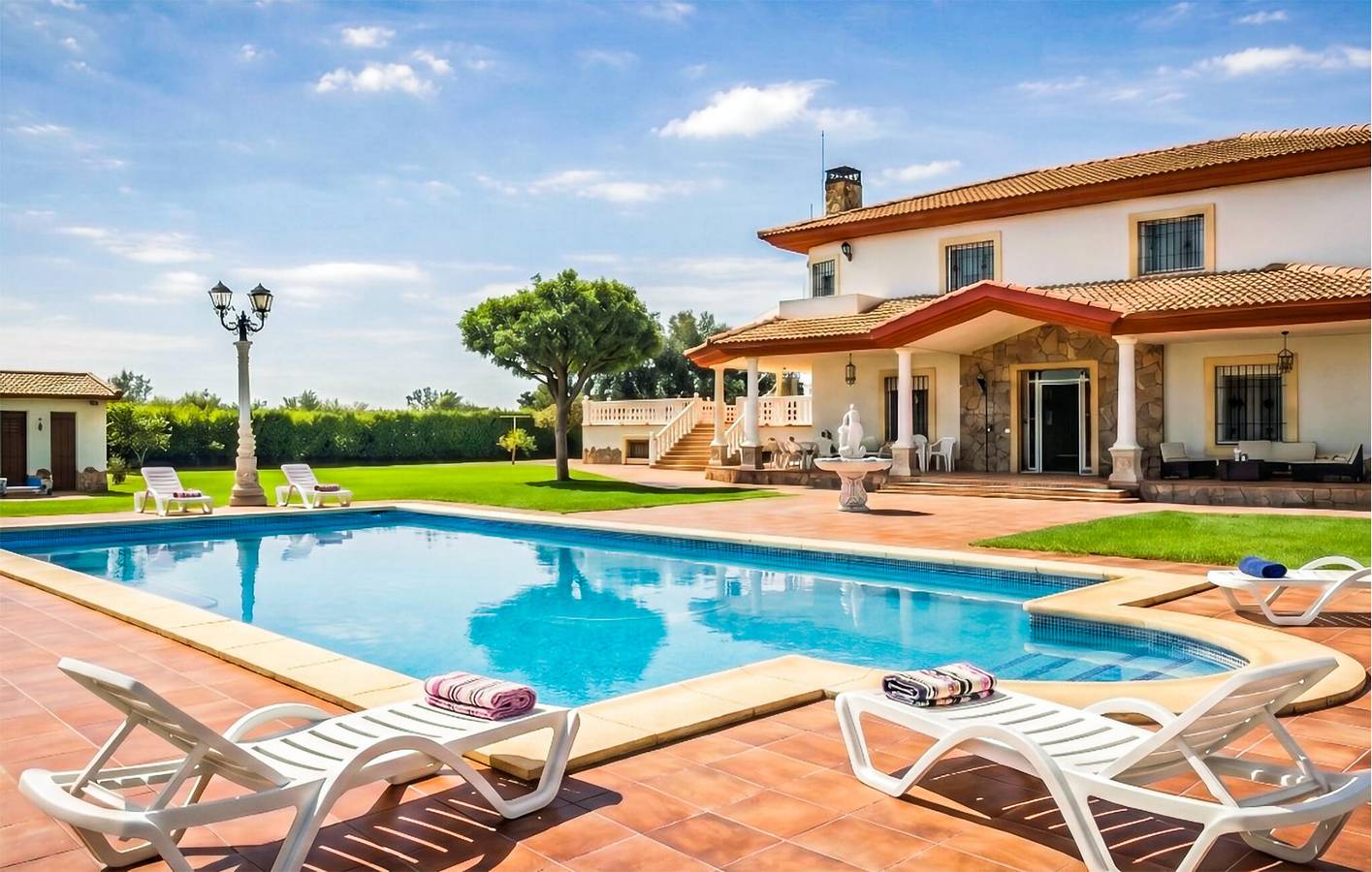 Acogedor apartamento con piscina, chimenea y aparcamiento, cerca de La Barca de Fran. in El Rinconcillo (La Carlota), La Carlota