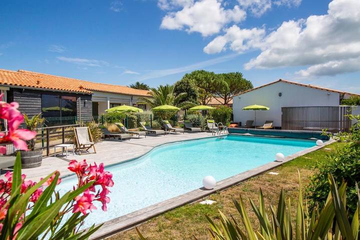 Hôtel pour 4 personnes, avec jacuzzi et jardin ainsi que piscine et sauna à Sainte-Marie-de-Ré