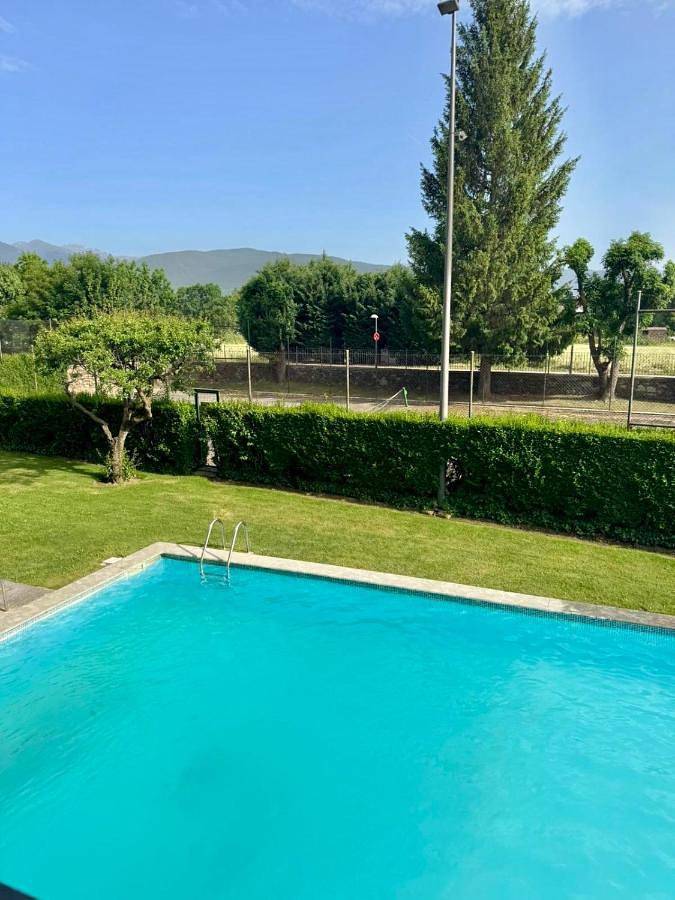 Apartamento para 8 personas, con jardín además de piscina y vistas, Familias con niños en Llivia