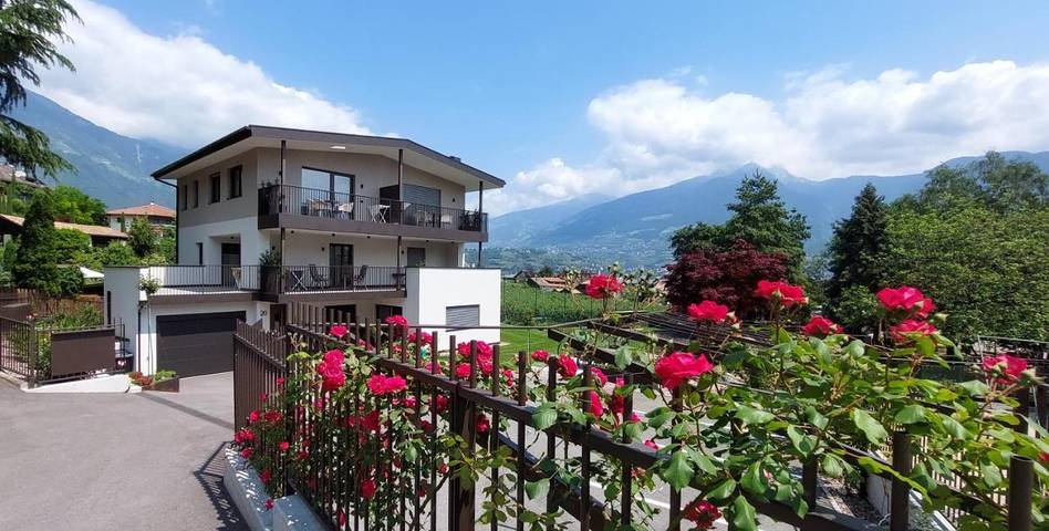 Ferienwohnung für 5 Personen, mit Balkon und Terrasse sowie Garten und Ausblick in Marling