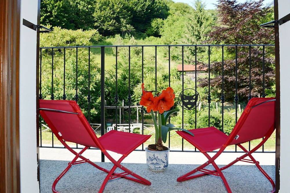 Entire apartment, Cosy apartment for 5 people with Wifi, Tv, patio, pets allowed and panoramic view in Savona, Riviera di Ponente