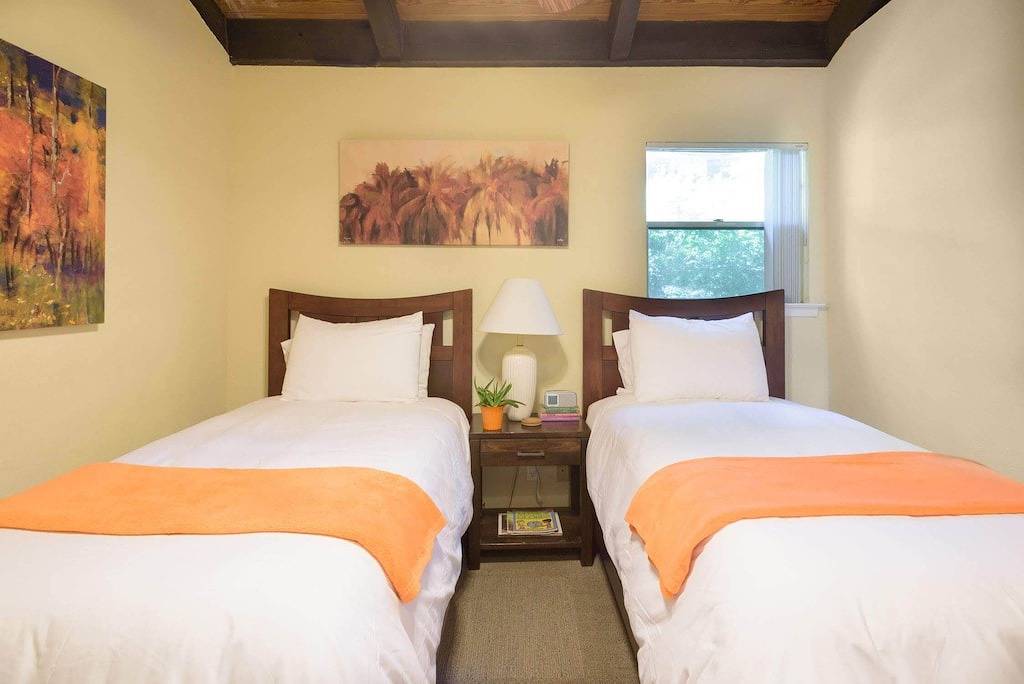 Barrierefreies Duplex - 2 Blocks zum Park, Springs, Trail; 2 mi nach Dt; Deck mit Grill! in Austin, Travis County