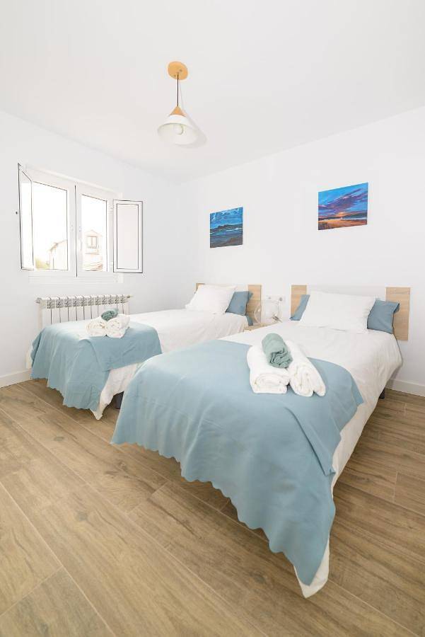 Appartement entier, Apartamentos turísticos Praia de Seselle, terraza y jardín a un paso de la playa in Praia de Seselle (Ares), Ares