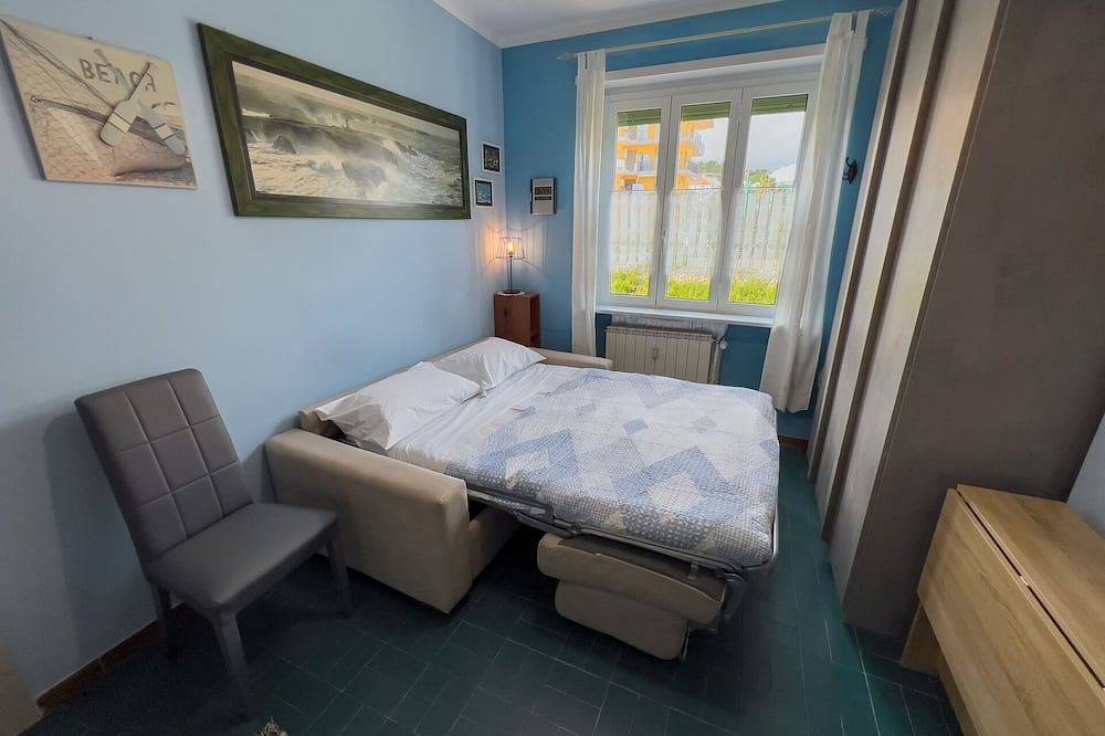 Entire apartment, Casa Carlotta - Little studio apartment, 2 people, private parking, 200 m from beach in San Bartolomeo al Mare (City), San Bartolomeo al Mare