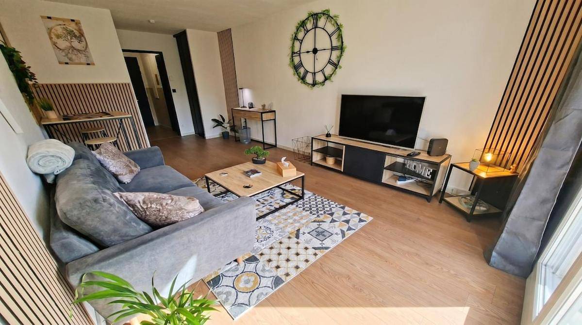 Appartement entier, One-Bedroom Apartment in Petit-Couronne, Région de Rouen