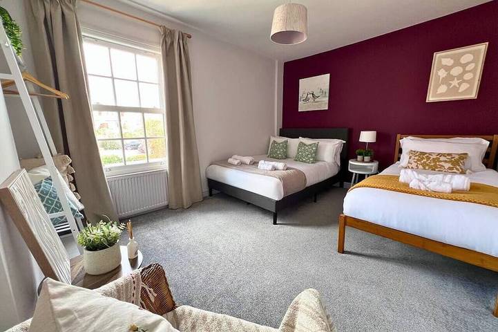 Basement Game Room & Workspace Two Spacious Bedrooms Close to Train Station in Warwick, Warwickshire