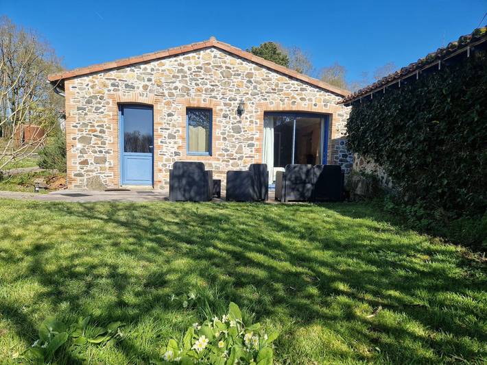Location de vacances pour 8 personnes, avec terrasse et jardin à Mouzillon