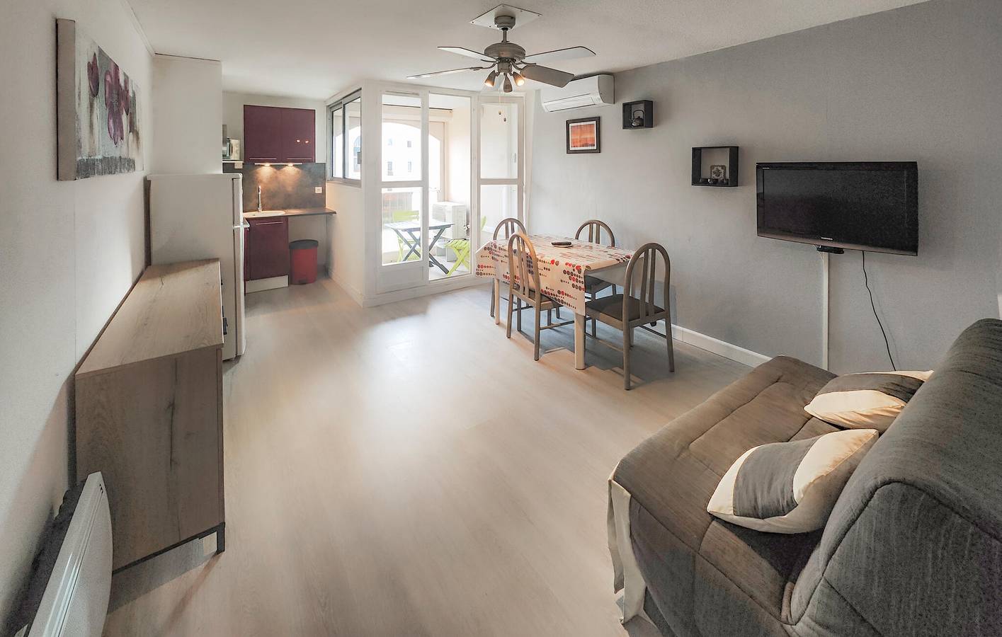 Entire holiday apartment, Cozy Apartment near Cap d'Agde Center with Parking in Cap d'Agde, Agde