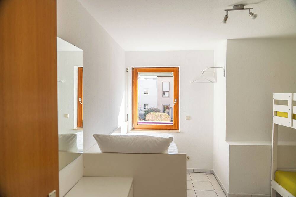 Ganze Wohnung, Spacious 3Br in Böblingen, Walk to Lakes, Transit & Authentic German Restaurant in Böblingen, Landkreis Böblingen