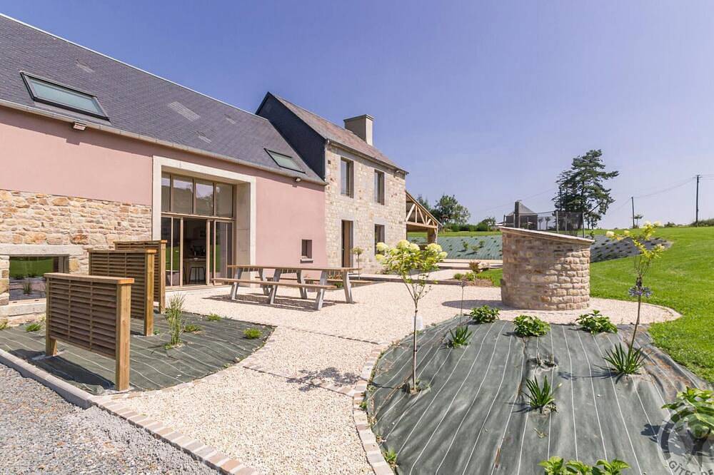 Maison spacieuse avec loisirs, terrasse, trampoline et équipements modernes en Normandie in Gouvets, Région de Saint-Lô