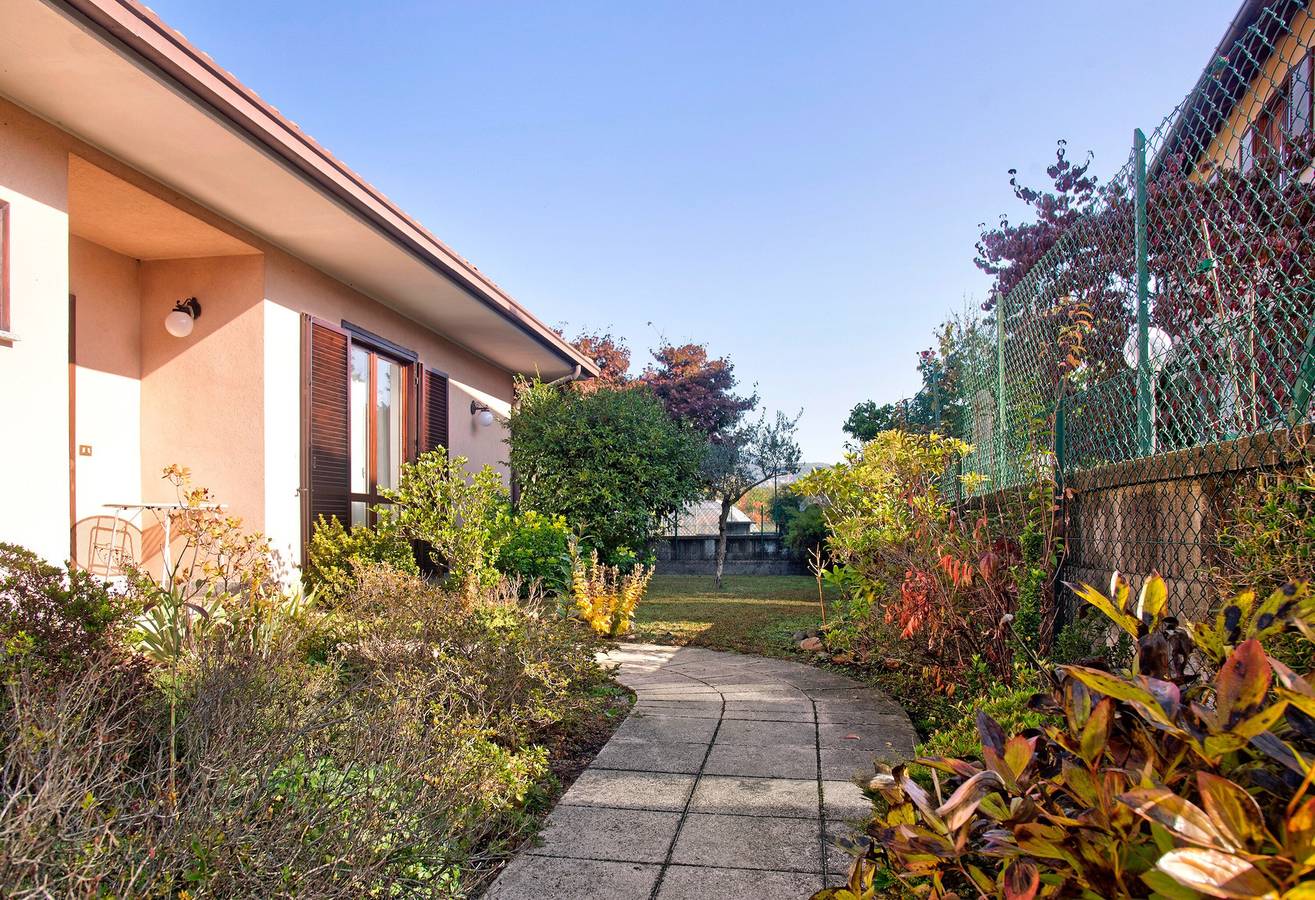 Villa 'Casa Camilla' con vista montagne, giardino e Wi-Fi in Rancio Valcuvia, Provincia di Varese