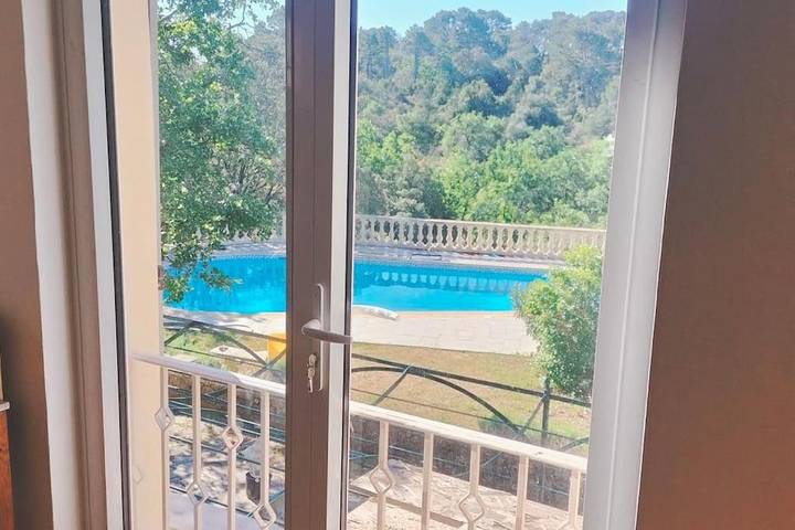 Gîte pour 5 personnes, avec vue et piscine à Ampus