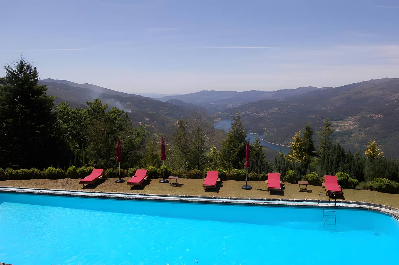 Holiday Home 'Casa Do Gêres' with Lake View, Private Pool and Wi-Fi in Caniçada e Soengas, Braga District