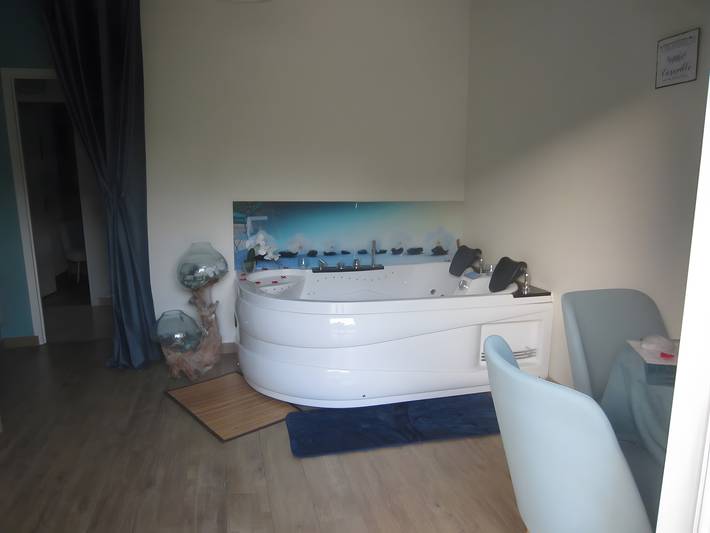 “Balnéo Spa Cœur À Cœur” Guest Room with Private Pool, Wi-Fi, and Air Conditioning in Carsan, Nimes region