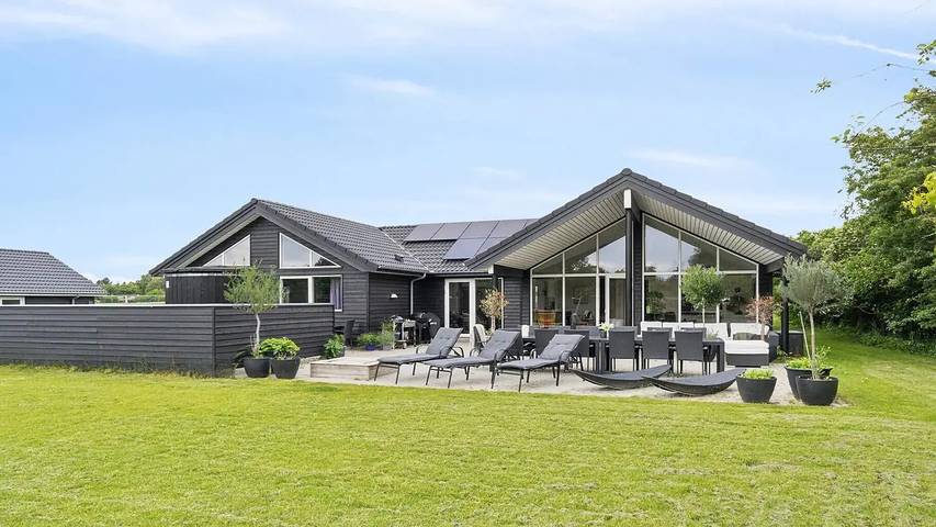 Ferienhaus für 17 Personen, mit Terrasse und Whirlpool sowie Pool und Sauna