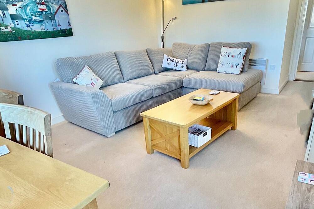 Entire apartment, Superb Two Bed, Two Bathroom Flat, With Two Balconies With Marina View in Eastbourne, East Sussex