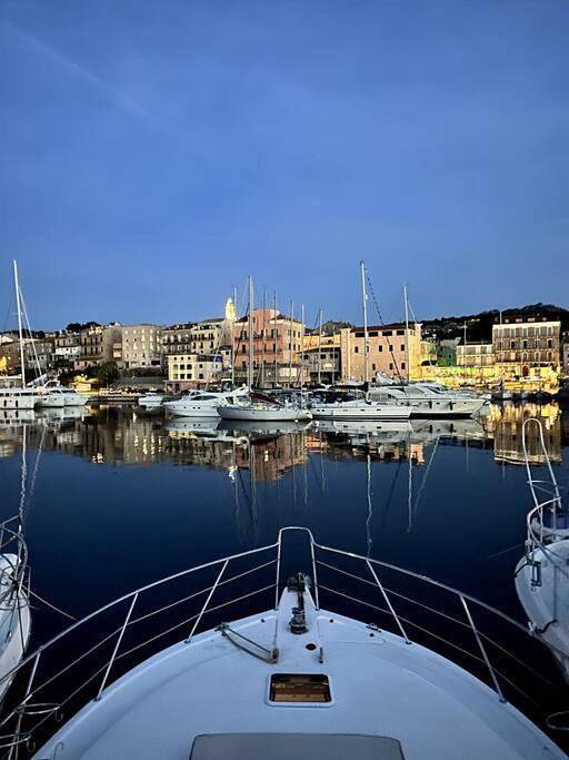 Bateau pour 4 personnes, avec Terrasse en Corse