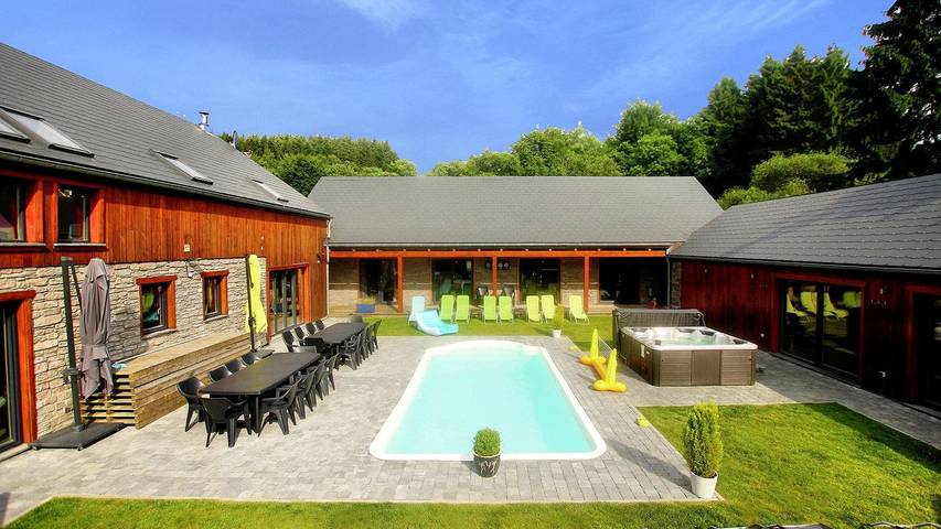 Villa pour 22 personnes, avec jardin et jacuzzi ainsi que sauna et piscine au Province de Luxembourg