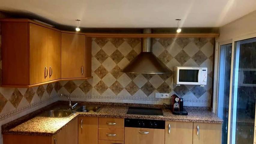 Location de vacances pour 8 personnes, avec vue ainsi que jardin et piscine, animaux acceptés à La Zubia - 2