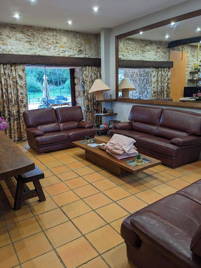 Location de vacances pour 21 personnes, avec Balcon et Terrasse ainsi que Jardin et Piscine à Les Essarts-lès-Sézanne