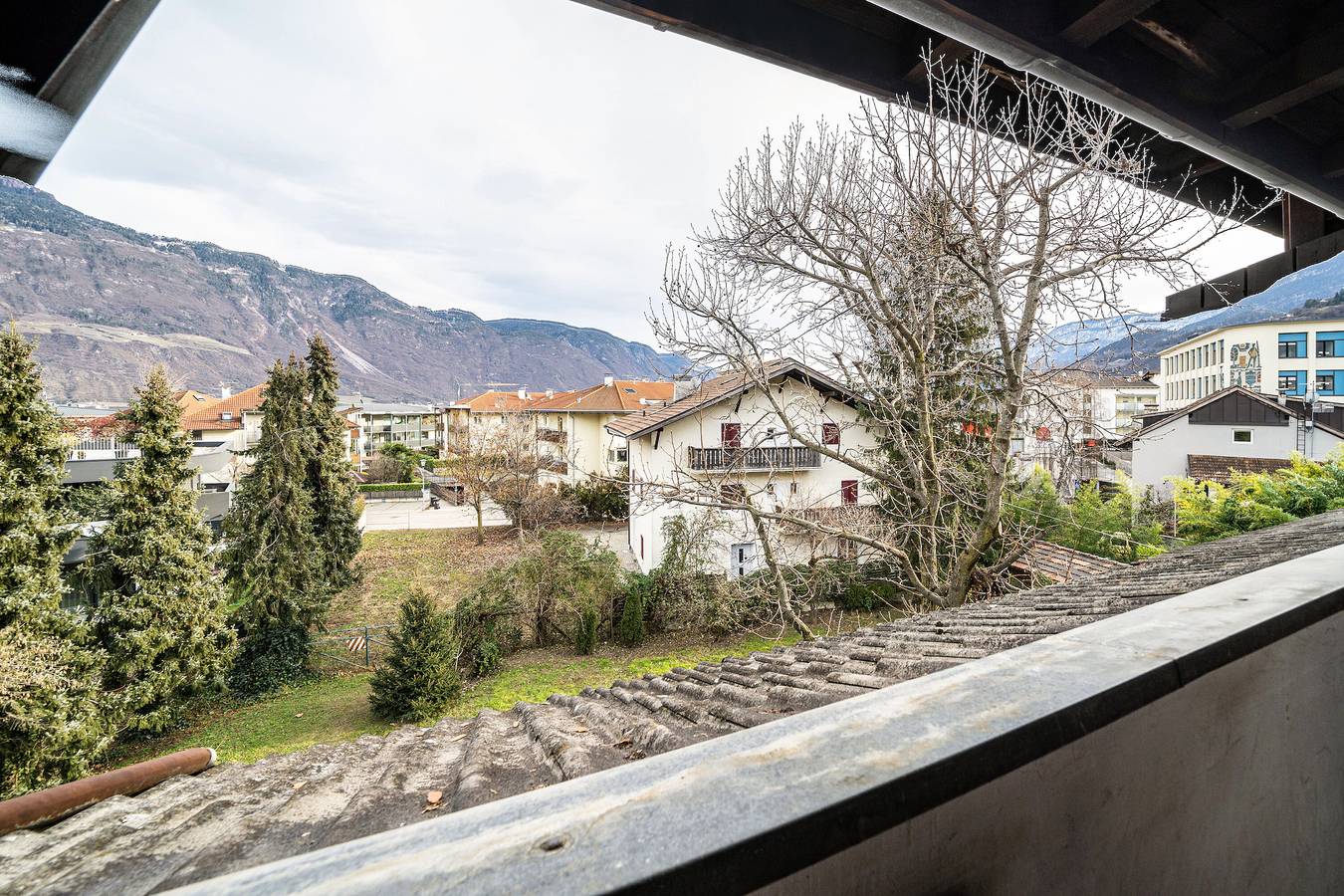 Geheel appartement, Vakantiewoning 'Jörg' met bergzicht, gemeenschappelijk zwembad en wifi in Lana di Sopra, Lana