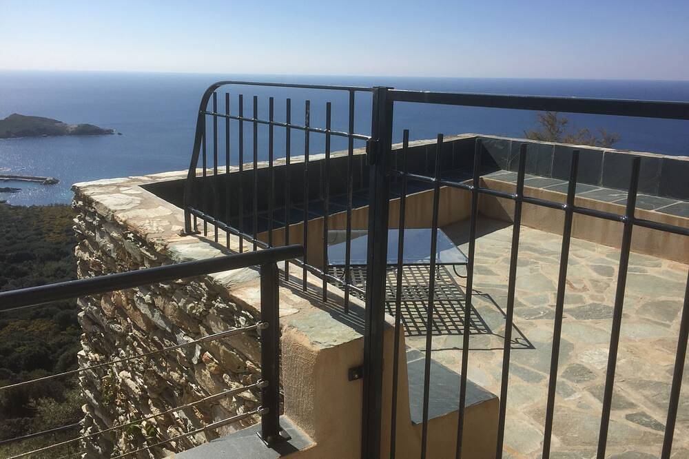 Grande maison typique au bord de la mer au Cap Corse  à  Centuri (Cannelle) in Centuri, Cap Corse