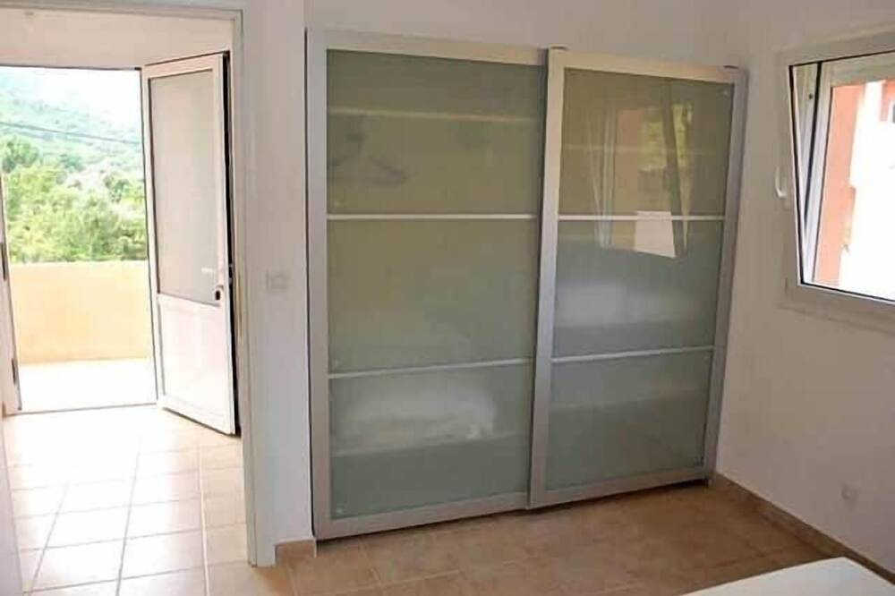 Appartement entier, Three-room apartment- Patio 8 in France