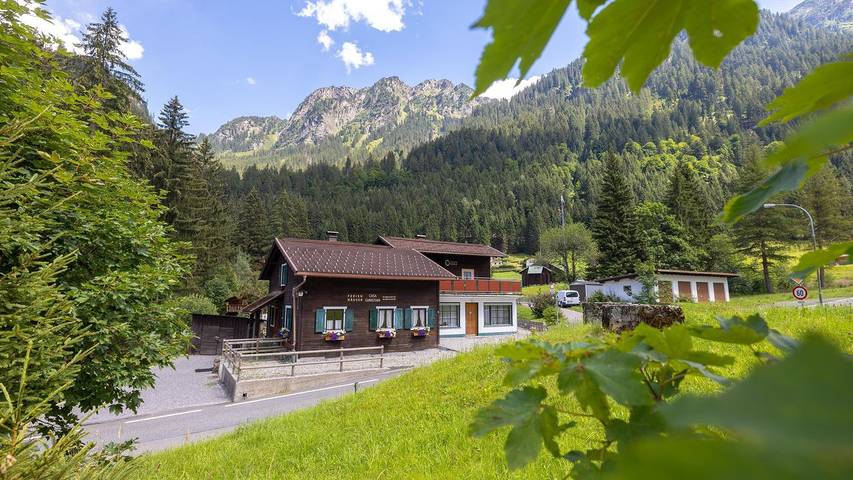 Gîte pour 8 personnes, avec jardin dans Partenen - 3