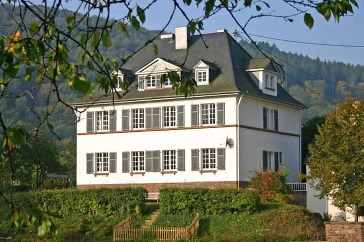 Ferienhaus für 18 Personen, mit Sauna und Whirlpool sowie Garten, mit Haustier