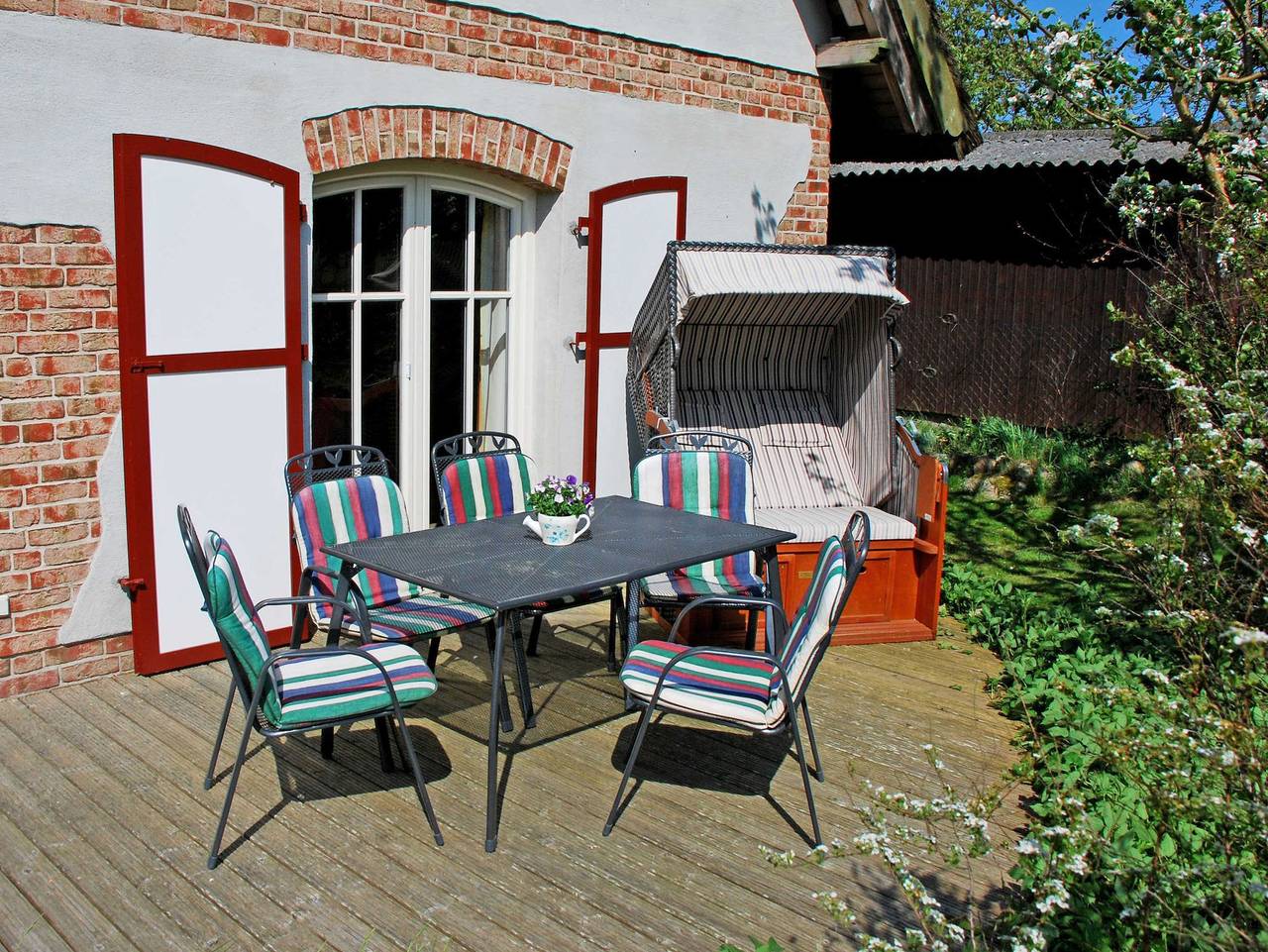 Ferienhaus Sonnenwinkel unterm Reetdach mit Sauna und Kamin in Altensien, Sellin