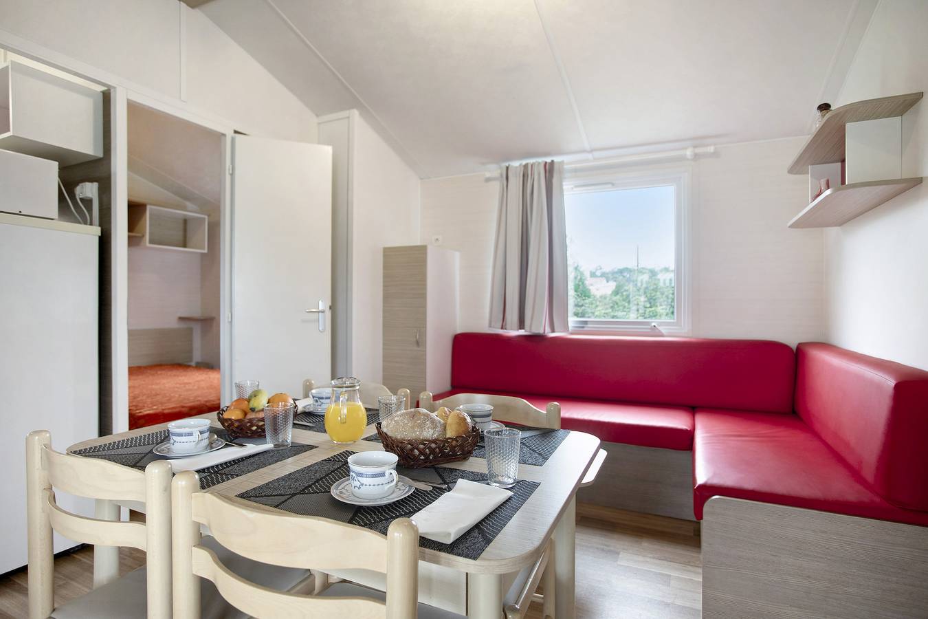 Chalet 'Bungalow T2 I I I - 15 Min Nazaré' con piscina condivisa, terrazza e aria condizionata in Leiria District