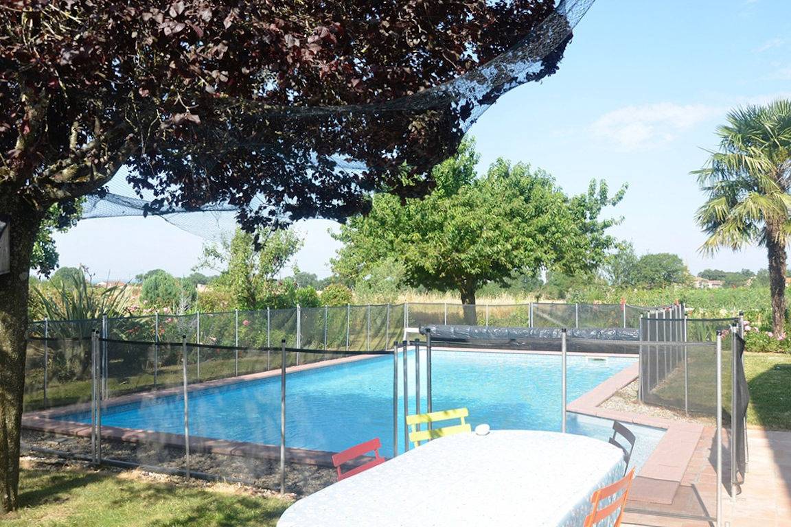 Gîte confortable avec piscine, terrasse et barbecue in Poulan-Pouzols, Région d'Albi