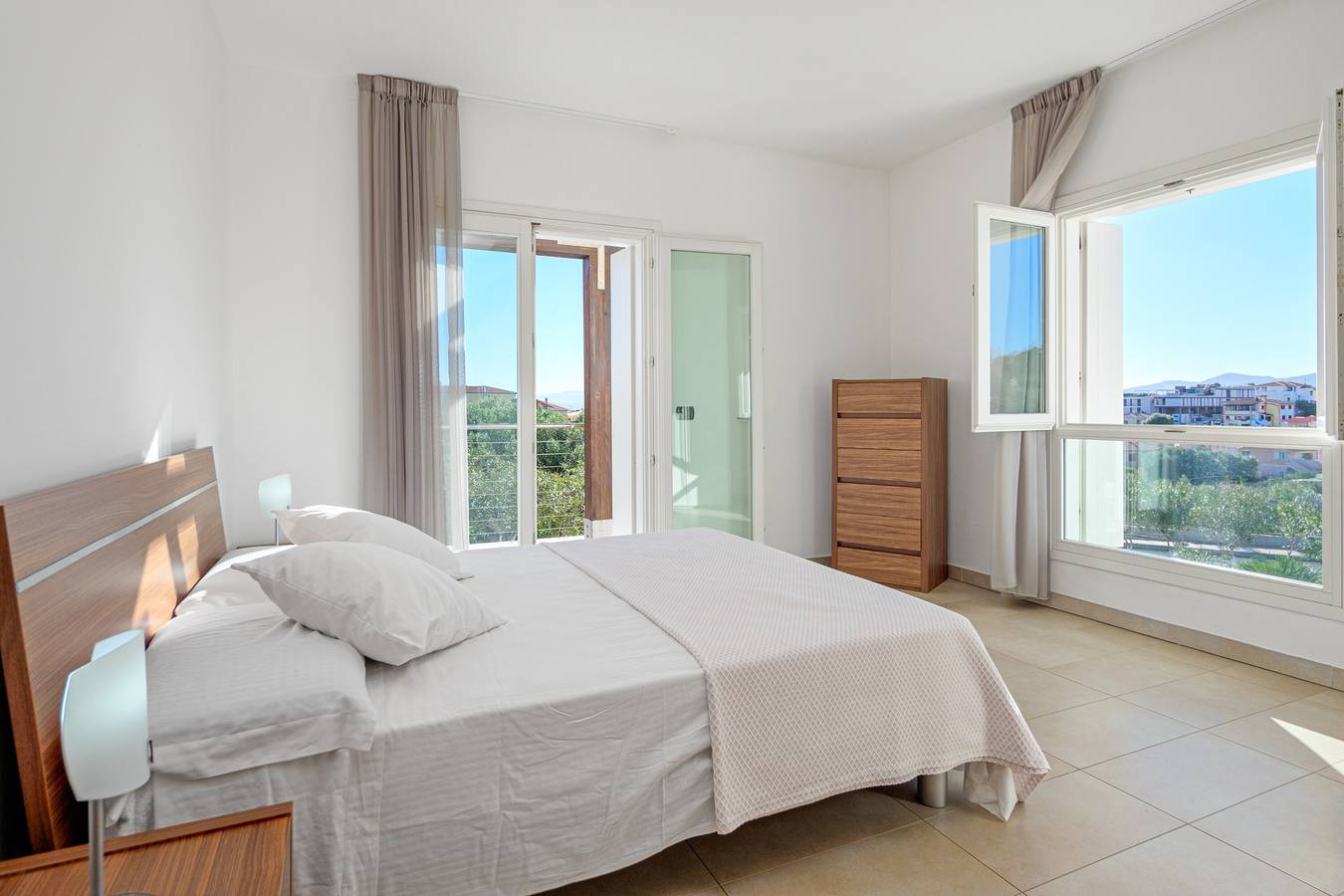 Moderne Ferienwohnung 7 in der Villa Marconi mit Meer- und Bergblick und privater Sonnenterrasse in Golfo Aranci, Costa Smeralda