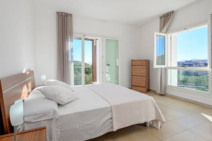 Moderne Ferienwohnung 7 in der Villa Marconi mit Meer- und Bergblick und privater Sonnenterrasse in Golfo Aranci, Costa Smeralda