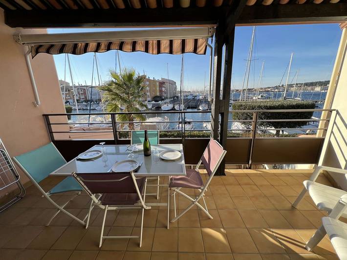 Gîte pour 4 personnes, avec Balcon ainsi que Terrasse et Piscine