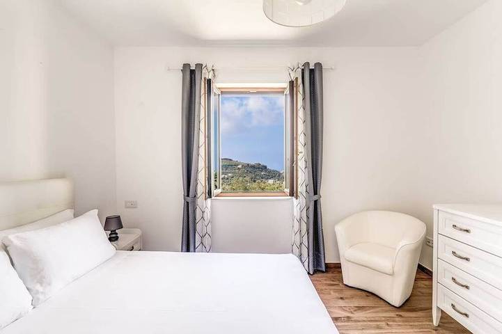 Villa Mimosa- Hillside Getaway with Stunning Views, Pool, and Modern Comforts in Massa Lubrense, Neapel Provinz