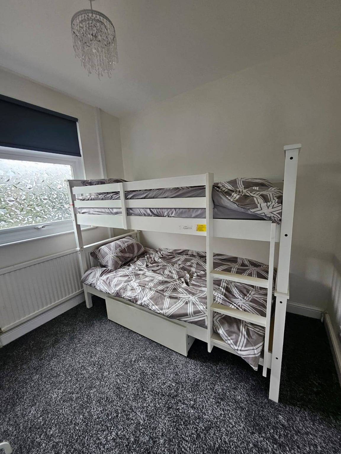 3 Bed House - Sleeps 6 - Parking - Wifi in Luton, Chiltern Hills