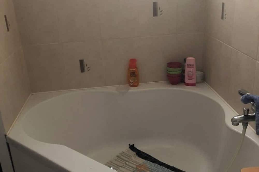 Apartamento entero, T3 : charming little nest + private garden 80m2 in Eysines, Región de Burdeos