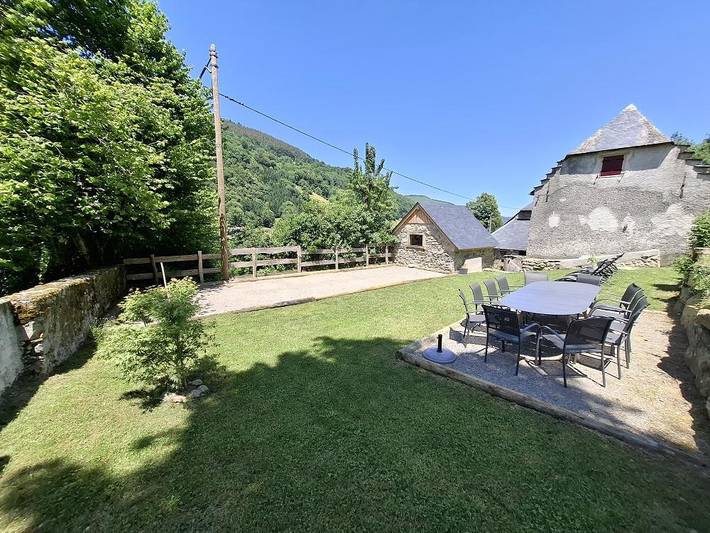 Gîte pour 12 personnes, avec terrasse ainsi que jardin et jacuzzi à Beaudéan