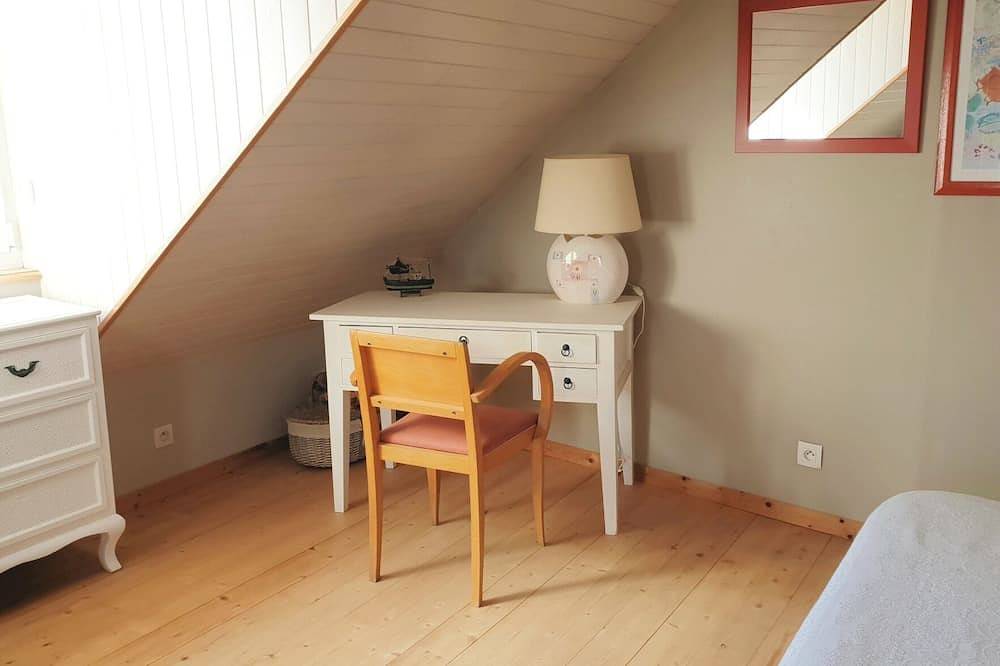 Gemütliches Ferienhaus (5 Personen) mit Terrasse, 250 m vom Meer und dem Christian Dior Garten entfernt in Granville, Côte de la Déroute