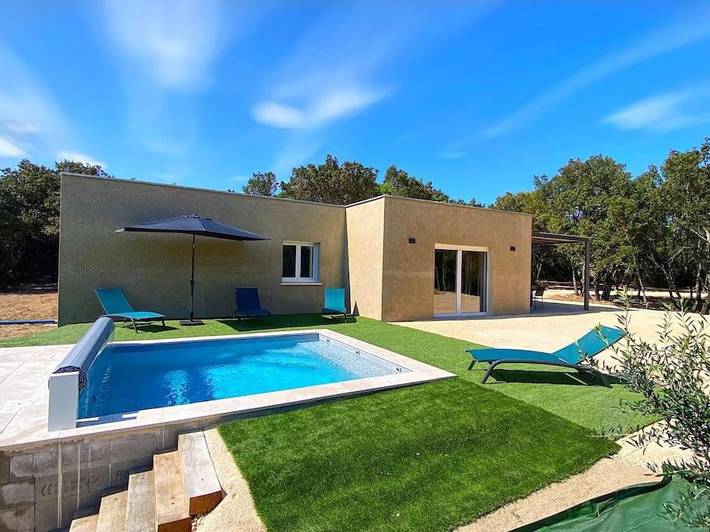 Location de vacances pour 8 personnes, avec piscine ainsi que jardin et jacuzzi à Orgnac-l'Aven